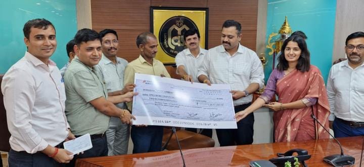 Compensation distribution to farmers of Naimish Nagar Yojana begins