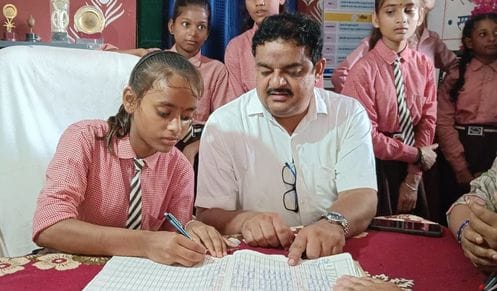 Siddharthnagar News: Anjali becomes headmistress for a day