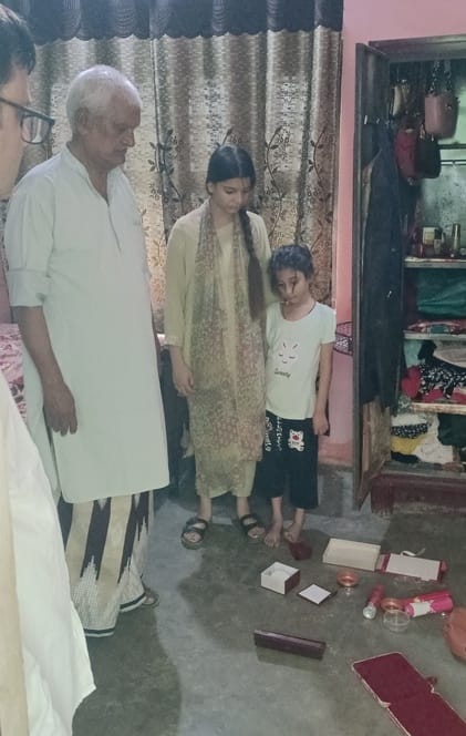 The miscreants robbed the daughters of jewellery worth Rs 18 lakh by putting a knife on their neck