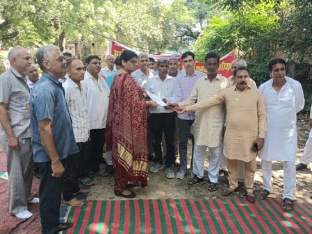 Sarva Karmachari Sangh staged a sit-in and warned of agitation.