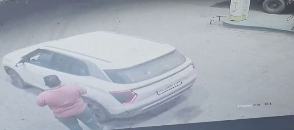 The driver ran away after filling the car's tank without paying.