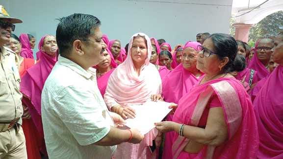 Gulabi Gang protests against finance company for not paying depositors' money