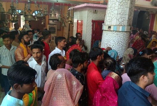 Devotees prayed to Goddess Shailputri and sought happiness and prosperity.