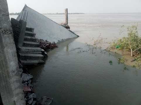 Dilip's hut was cut from both sides, two houses submerged in the Ganges