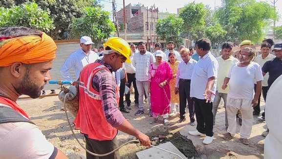 The Mayor and the Municipal Commissioner conducted a surprise inspection of three wards and found deficiencies.