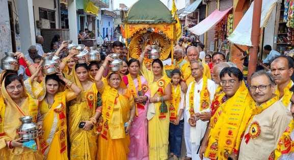 Maharaja Agrasen's procession was showered with flowers and welcomed at various places.