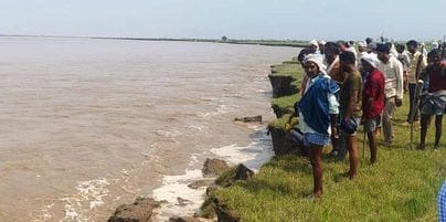 The havoc of erosion: fields are being submerged in the Ganga, farmers are in distress.