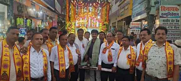 Maharaja Agrasen's procession was taken out with great pomp and show.