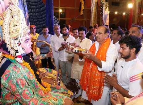 Somewhere the dialogue between Kaikeyi and Manthara was staged and somewhere the dialogue between Dasharatha was staged.