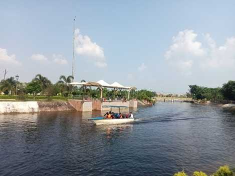 People are enjoying boating at Buddha Ghat, aided by the flowing water.