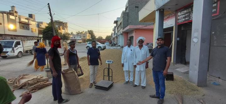In Hansi grain market, gate passes are not being cut, government purchase of paddy is in limbo.