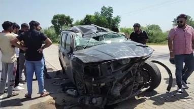 Accident near KFC restaurant: Scorpio collided with tractor-trailer and car, six injured including a woman.