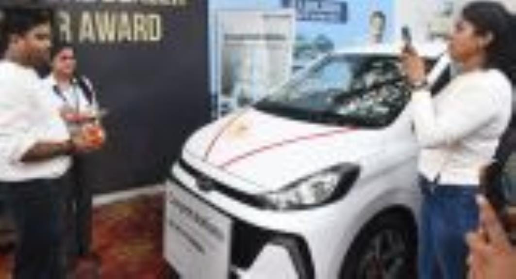 Jhansi: Automobile business shines, 100 cars and 300 bikes sold on the first day, bookings jump by 30 percent