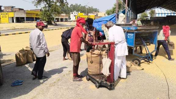 Farmers blocked the road in Sadhaura due to lack of digital weighing machines.