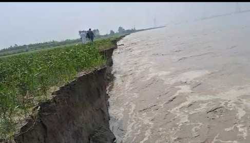 One thousand acres of land in the district have been lost due to erosion by the Yamuna river.