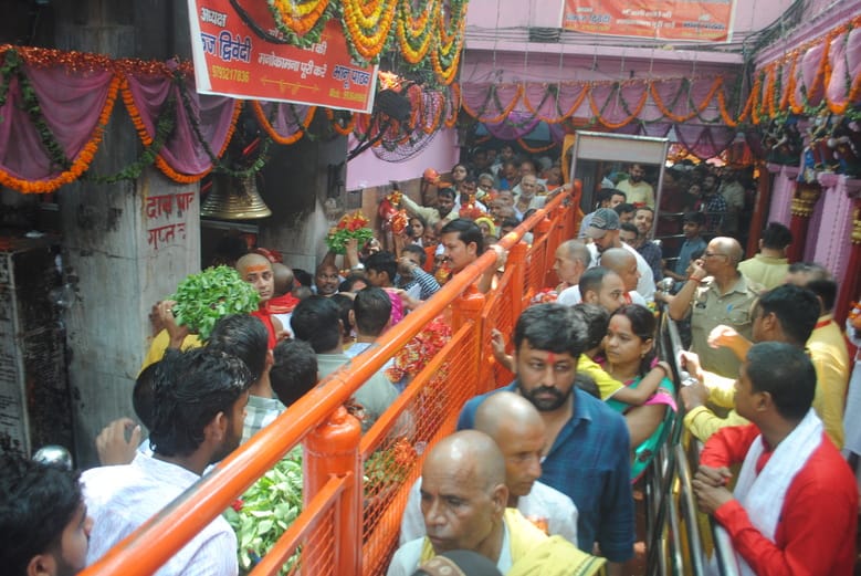 On the first day, four lakh devotees visited Maa Vindhyavasini in the form of Shailputri.