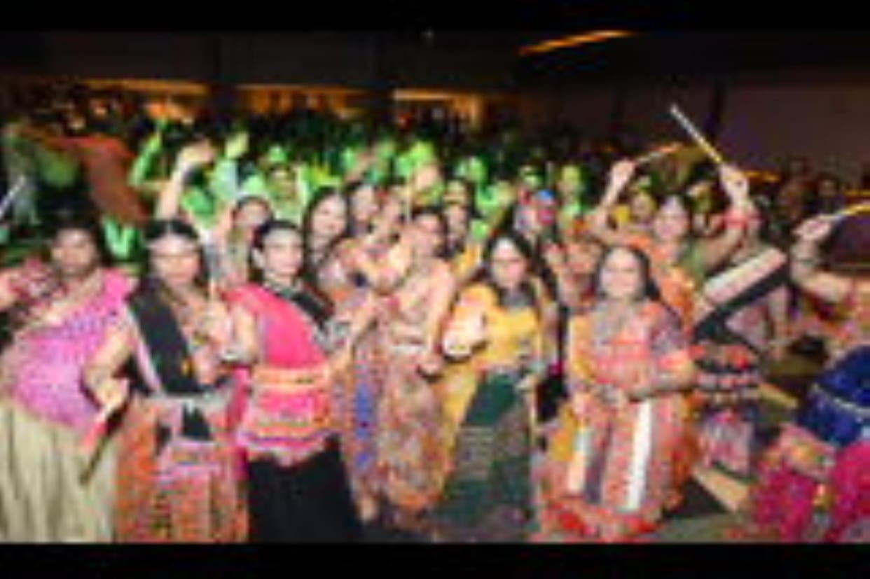 Dandiya Raas was very popular, the gathering was decorated with folk tunes.