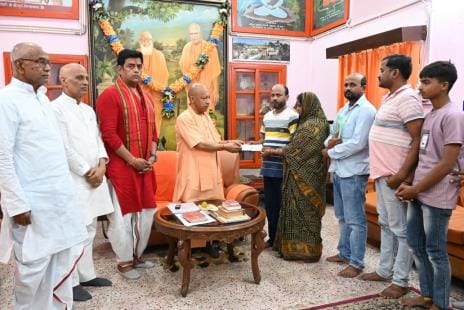 Gorakhpur News: Pipraich murder case: Father demands from CM - village road should be named after Deepak