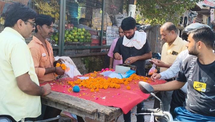 Flower and fruit prices rise during Navratri