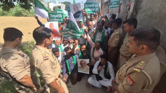 BKU workers attempted to block the railway tracks, but were stopped by police
