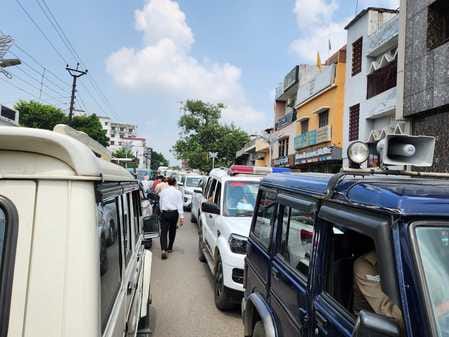 The convoy of the minister in charge got stuck in a traffic jam on the overbridge.