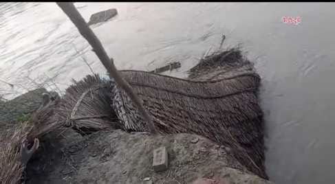 In the ensuing conflict, the hut was submerged in the Saryu River, terrorized by the erosion.