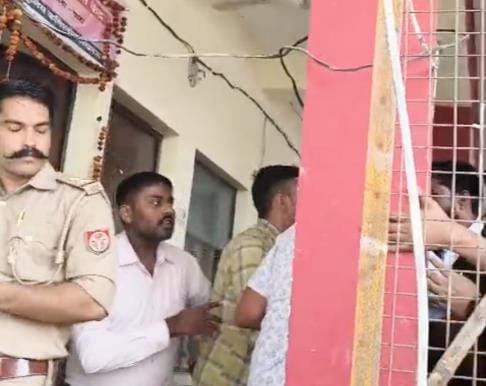 Lawyers enraged over the arrest of women, surrounded the police station