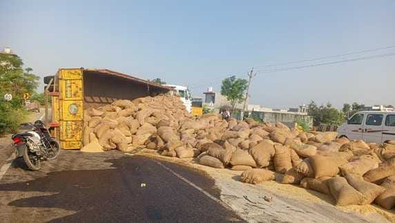 Paddy-laden tractor-trolley overturned on the highway, driver injured, traffic jam occurred