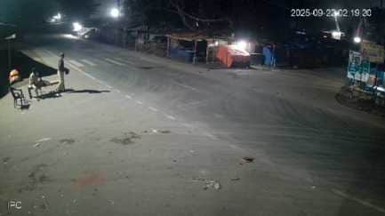 सीसीटीवी में दुकान की ओर जाते पुलिस कर्मी।