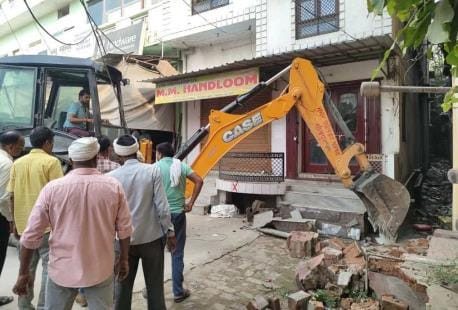 Encroachment removed from drain in Tamsenganj, allegations of bias, altercation with team
