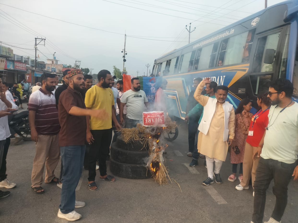 Congress workers burnt the effigy of the Chief Minister in protest against the paper leak.