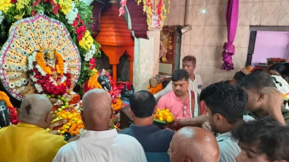On the first day of Navratri, devotees thronged the Devi temples, chanting slogans.
