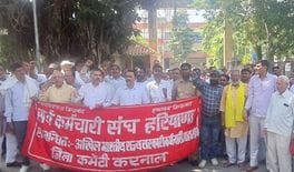 Employees of Sarva Karmachari Sangh protested