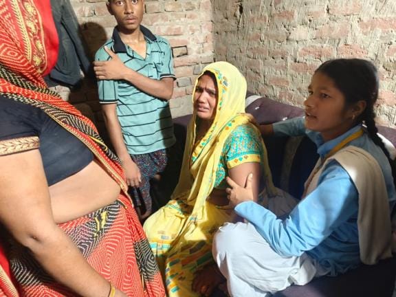 A woman was held hostage and her jewellery worth Rs 5 lakh was looted.