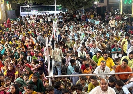 Auspicious songs were sung on the birth of Shri Ram and cheers were heard.