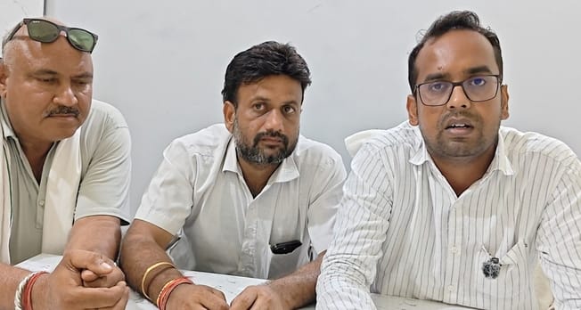 The municipality has allowed shopkeepers to store their goods 3 feet outside until Diwali