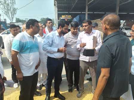 Deputy Commissioner checked the moisture content of paddy
