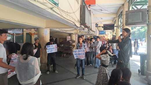 SFI protested against the new education policy and closure of government schools.