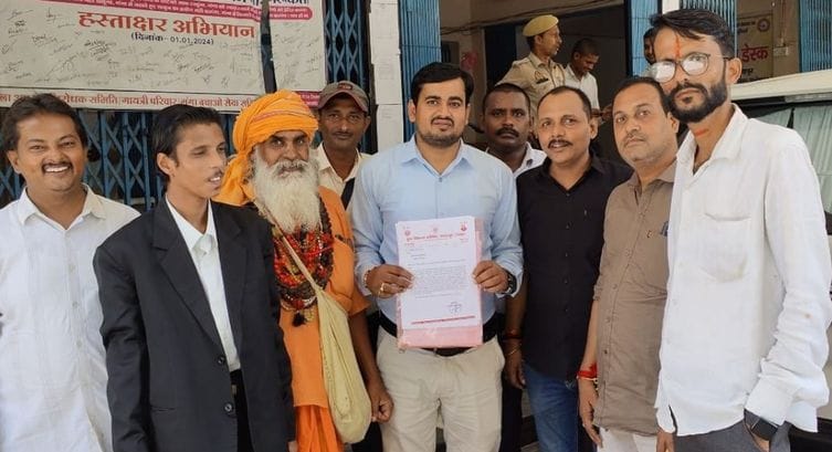 Memorandum given to SDM in protest against non-compliance of dress code
