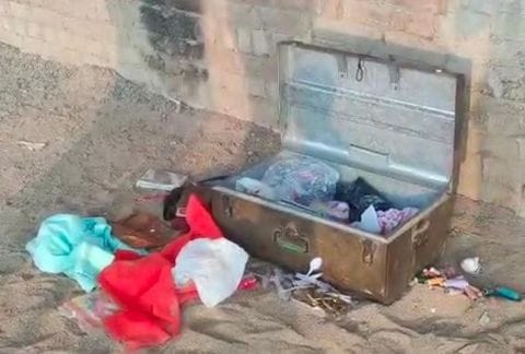 Thieves stole Thieves stole jewellery worth Rs 2.75 lakh from two houses.houses.