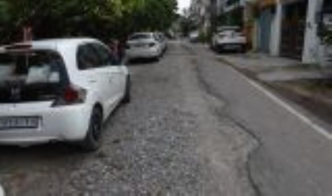 The roads in the posh area have been in bad condition for many years, the Municipal Corporation does not have the budget.