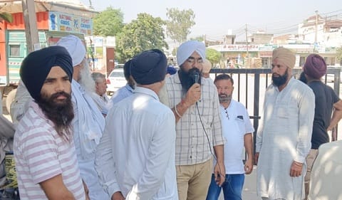 Angry farmers closed the grain market gate in Ismailabad due to lack of smooth procurement.