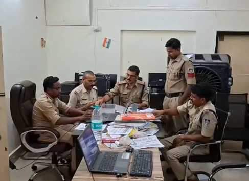 जांच करती पुलिस।