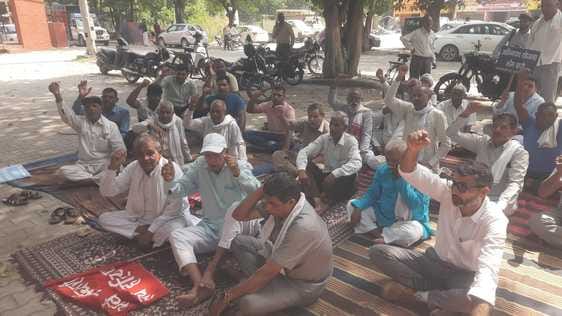 The employees staged a protest with flags and banners in their hands.