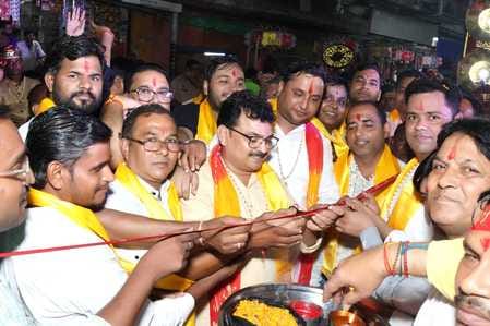 Flowers showered on Shri Ram's wedding procession, happiness prevailed.