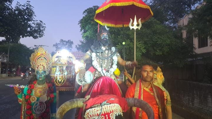 Lord Shankar's procession took place with great pomp in Jasrana.