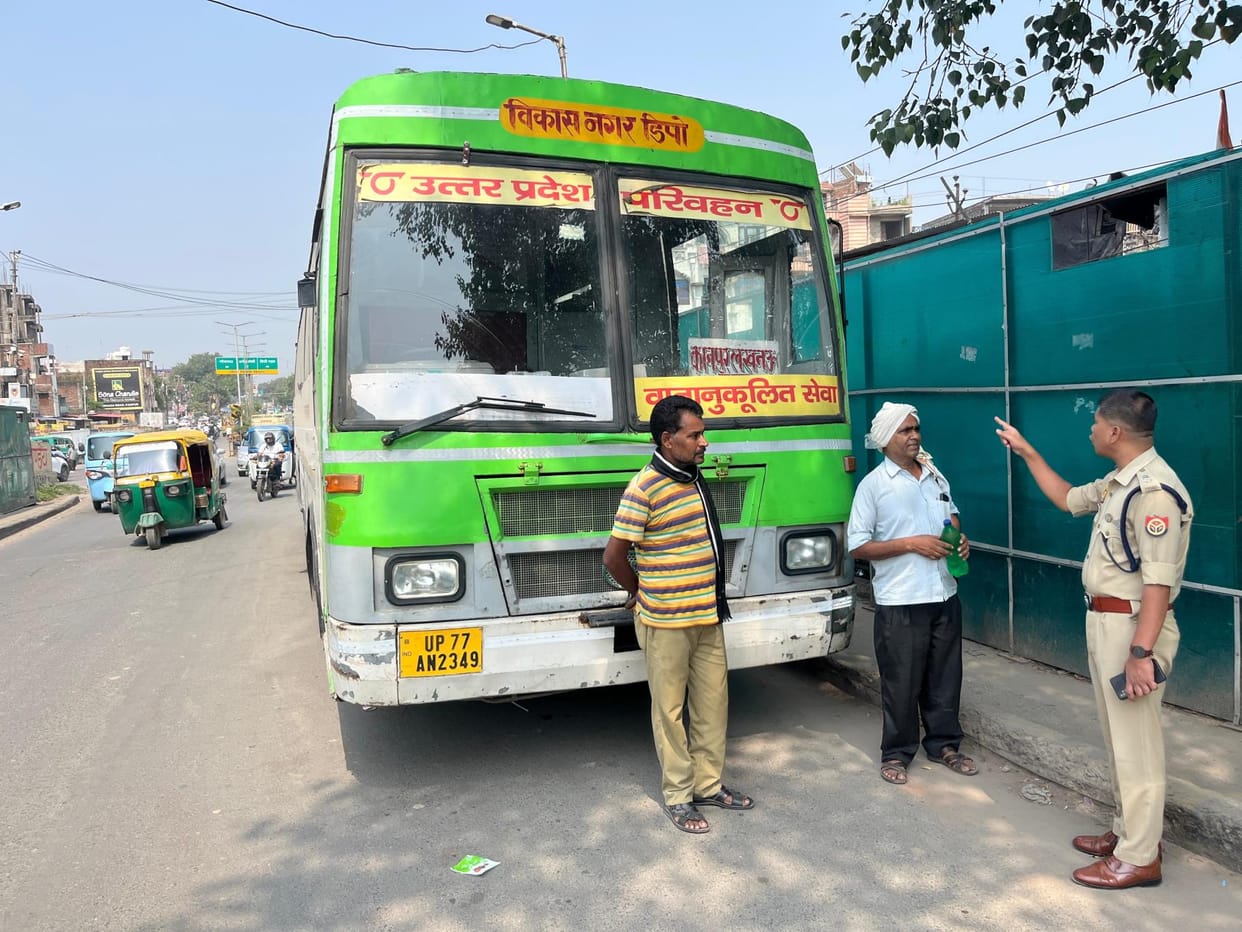 Seeing buses parked on Jhankarkati bridge, the DCP got them removed.