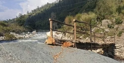 There is no bridge over the Kurpan ravine, causing problems for residents of Nithar.