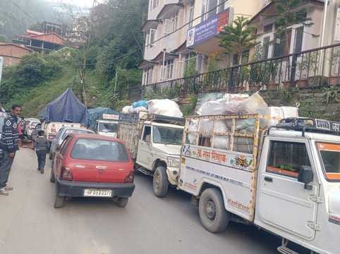Common people are troubled by the jam in Kotkhai market