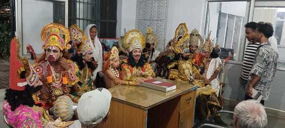 Ram Barat reached the police station.